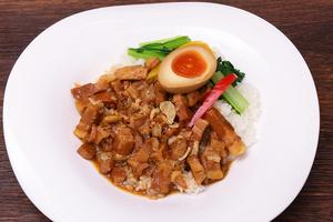 ③雲林坊特製、台湾ルーロー飯(味玉付き)
