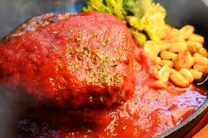 完熟トマトソース和牛ハンバーグ ライス付き Wagyu Beef Hamburger in Ripe Tomato Sauce with Rice