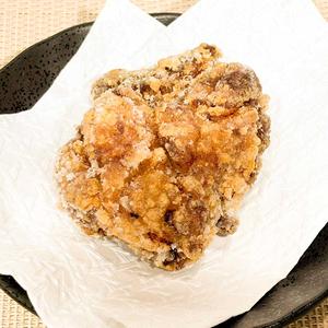 秘伝の自家製ニンニク醤油ダレに漬け込んだ極旨唐揚げ 1個 Delicious fried chicken 1piece
