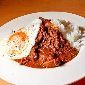 目玉焼きスパイシーチキンカレー