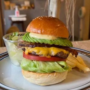 【人気No2】アボカドベーコンチーズバーガー(ポテト付)