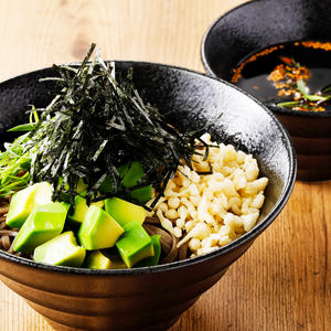 ワシワシガシガシ食べる！ ラー油つけ蕎麦+アボカド