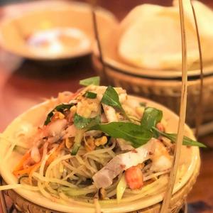 ゴイドゥドゥ (青いパパイヤと海老と豚肉のサラダ えびせん付き)