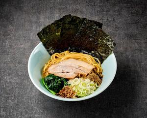 まぜそば(チャーシュー1枚・薬味ネキ・フライドオニオン・魚粉・ホウレン草・ノリ3枚)