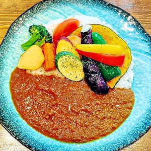 【スパイシーカレー】オリーブオイルで揚げた素揚げ野菜のカレー