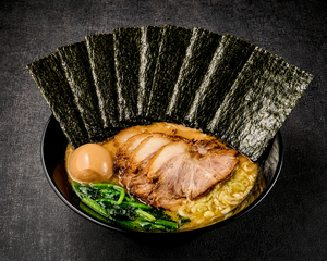 特上ラーメン(チャーシュー4枚、ほうれん草、薬味ネギ、海苔9枚)