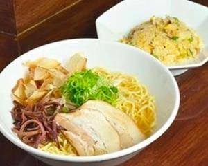 白油 まぐろ節らーめん 半チャーハンセット