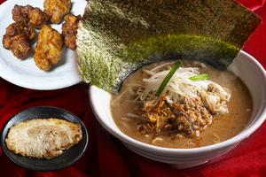 江戸前味噌らーめん 赤+炙りチャーシュー1枚+から揚げ5個