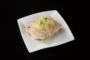 蒸し鶏の特製タレかけ