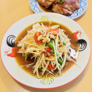 ソムタム・コラート(タイ東北風スパイシー青パパイヤサラダ・発酵魚ソース) 
