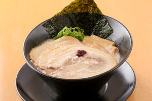 チャーシューこってりとんこつらぁ麺 Rich Pork Bone Ramen with Roast Pork