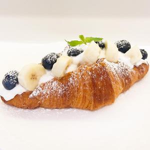 クロワッサンのフルーツサンド(ブルーベリーとバナナ)