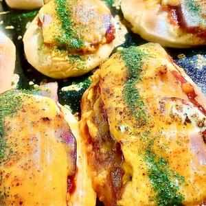 イベリコ豚ベーコンとマスカルポーネチーズをのせたトマトのピザ