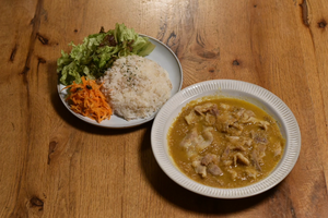 生ビールで煮込む すりおろし野菜のポークビアカレー(サラダ付き)