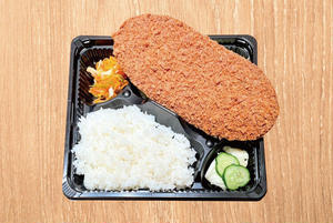はみ出るメンチカツ弁当