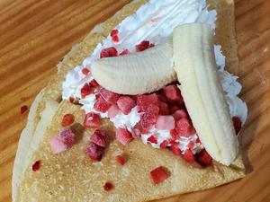 フローズンいちごとバナナのクレープ