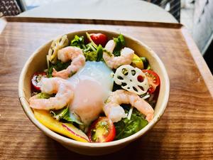 【温玉サラダボウル】ぷりぷり海老バジル丼