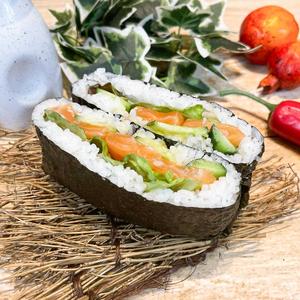 寿司おにぎらず「サーモンポキ」