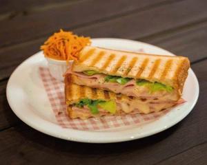 ベーコン＆チリチーズのホットサンド