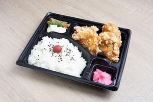 金のもも肉からあげ弁当
