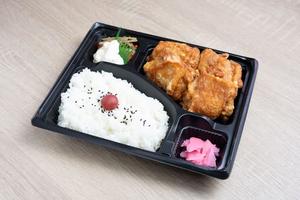 辛いからあげ弁当