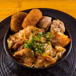 豚キムチ丼(唐揚げ2個、メンチカツ、クリームコロッケ)