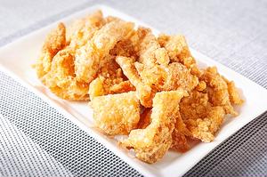 【サービス価格】皮からあげ(100g前後) Skin-On Fried Chicken (100g)