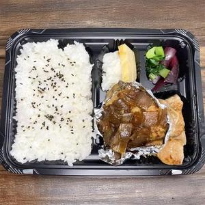 ハーフバーグ(ハンバーグハーフサイズ)と照焼チキン弁当