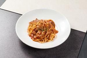 【もちもち生パスタ】牛すじ肉のボロネーゼスパゲッティ