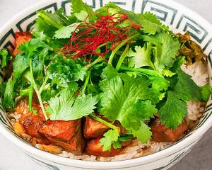 【山盛りパクチー】特製豚角煮のルーローハン (Loads of Coriander) Lu Rou Fan