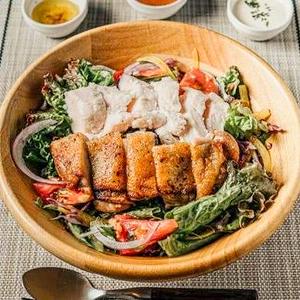 合い盛りチキンオーバーサラダ(グリルしたもも肉と低温調理のむね肉のハーフ＆ハーフ)