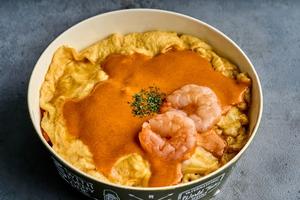 エビとトマトのクリームソースオムライス