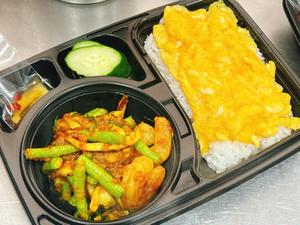 インゲンと豚肉のムーターメリックを使った激辛カレーペースト炒め +ご飯+スクランプエッグ