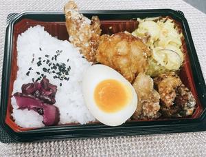 カレー風味のマカロニサラダと唐揚げ弁当