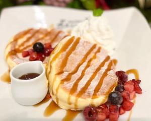 スフレパンケーキ キャラメル＆ベリー (Souffl Pancake Caramel ＆ Berry) 