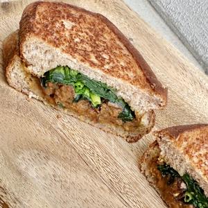ほうれん草入り粗挽き大豆ミートキーマカレーホットサンド
