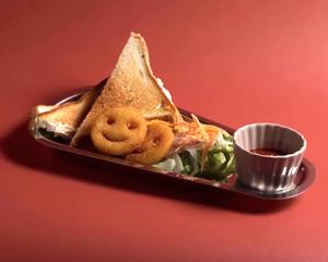 チーズとハムのホットサンド