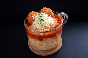 海老カツボールとシュレッドチーズのトマトソースパスタ