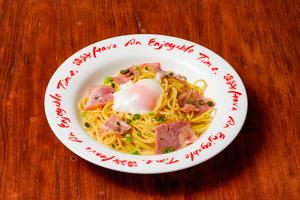 黒七味のスパイシーカルボナーラ 温玉のせ