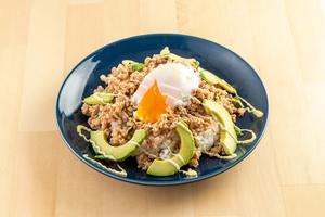 温玉とアボカドの鶏そぼろご飯