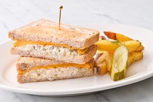 自家製ツナメルトサンド(フレンチフライ110g付き)Homemade Tuna Melt Sandwich(110g with French fries)