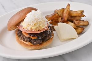 ミニテディバーガー(フレンチフライ付き) MINI TEDDY BURGER WITH FRENCH FRIES