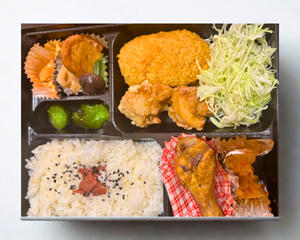 カニクリームと唐揚げ弁当
