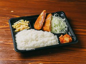 チーズが入った特製ハムカツ弁当