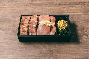 極みのタンと焼肉弁当