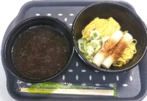 油ラーメン 竹輪2本のせ