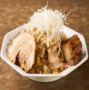 味一「肉盛り」背脂炒飯