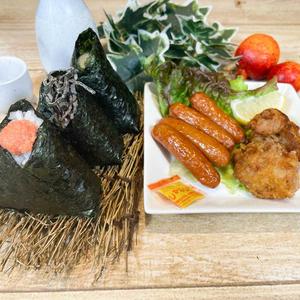 おにぎり3個+ソーセージ4本ととり唐2個弁当