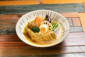 骨付きチキンと野菜のスープカレー