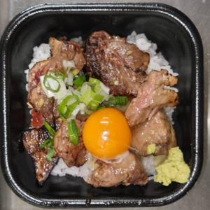鮪料理の傑作品 “中トロマグロ部位の焼肉丼(新鮮な卵黄付)